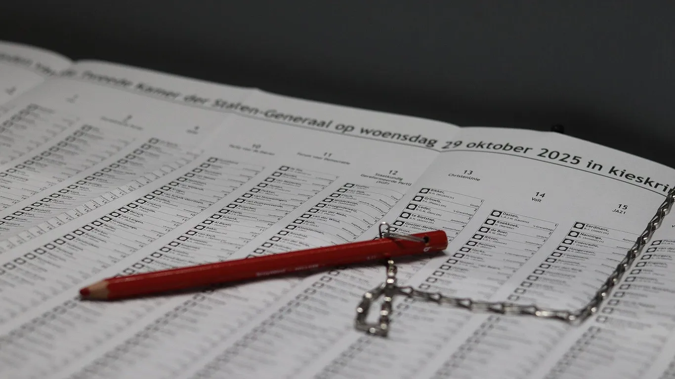 Een rood potlood ligt op een verkiezingslijst