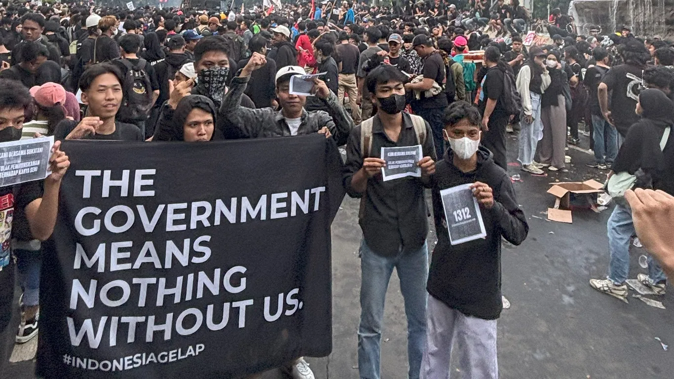 Protest in Indonesië. Op een spandoek staat "The government means nothing without us #IndonesiaGelap"
