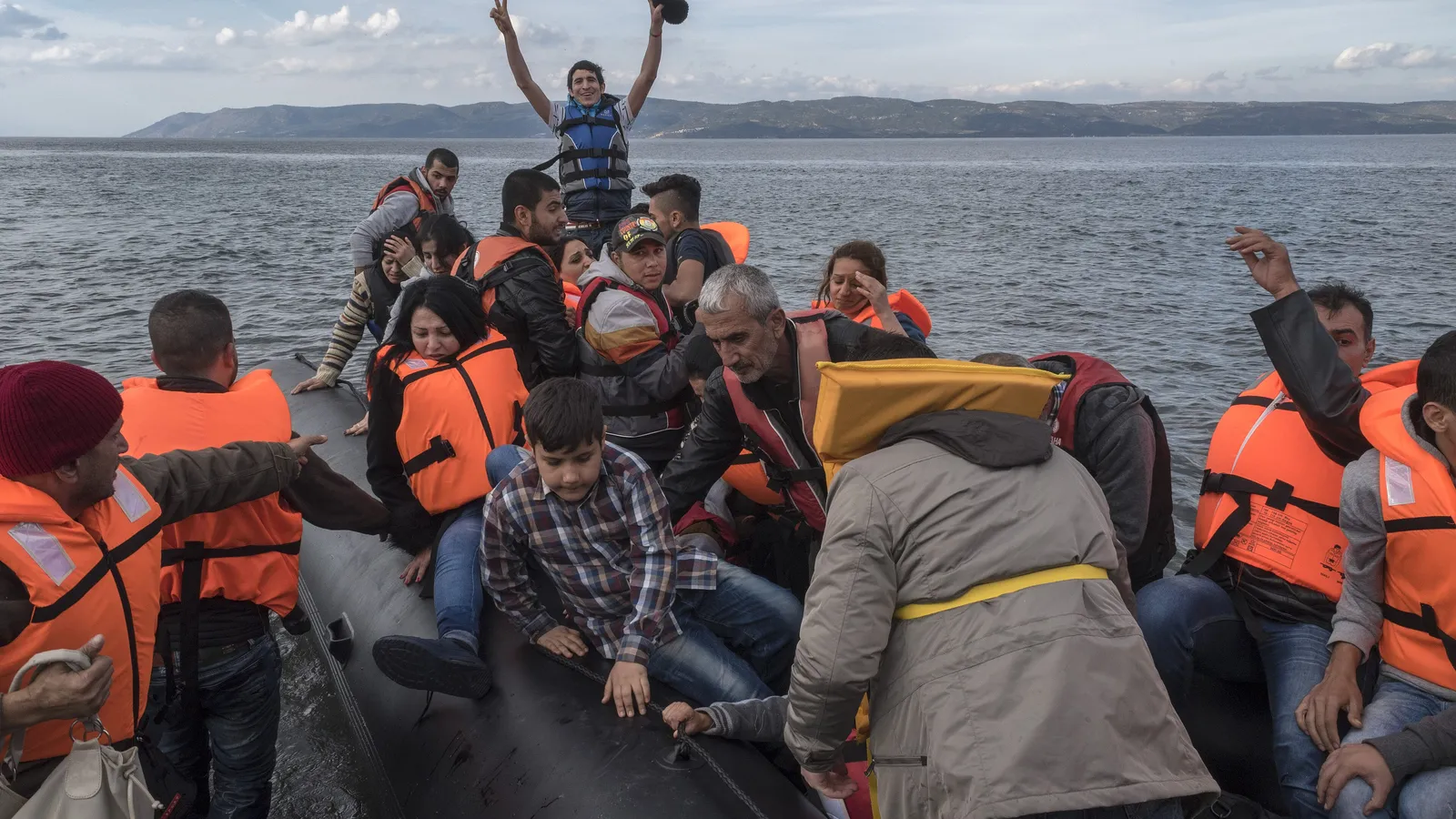 Een boot met vluchtelingen komt veilig aan in Griekenland