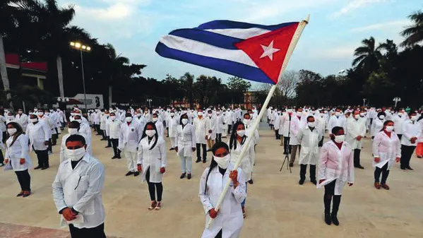 Een manifestatie van Cubaanse artsen bij het vliegveld van Havana op 25 april jl., voordat zij afreizen naar Zuid-Afrika met een groep van 216 artsen om te helpen bij de Covid19-pandemie.