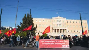 Actie van de jongerenorganisatie van de KKE, de KNE, voor het parlementsgebouw.