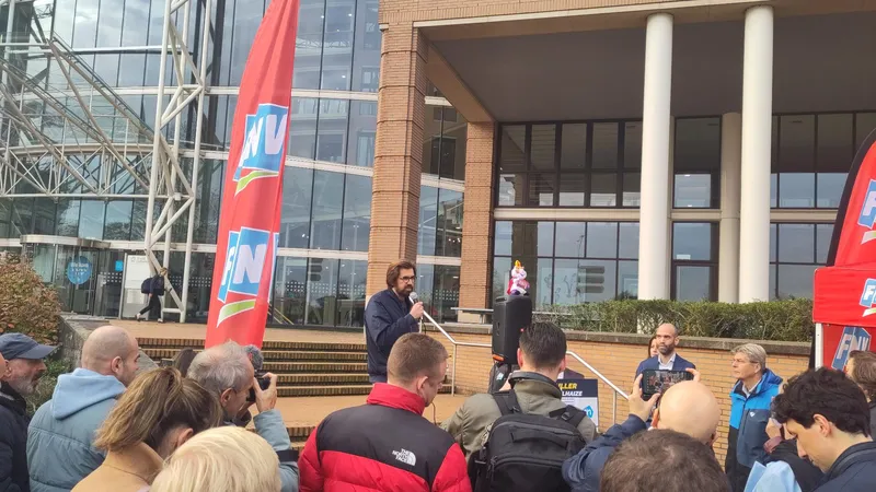 De bestuurder van FNV Handel geeft een toespraak voor het kantoor van Ahold Delhaize,  het moederbedrijf van de Albert Heijn. Rechts in blauw pak de vertegenwoordiger van Albert Heijn
