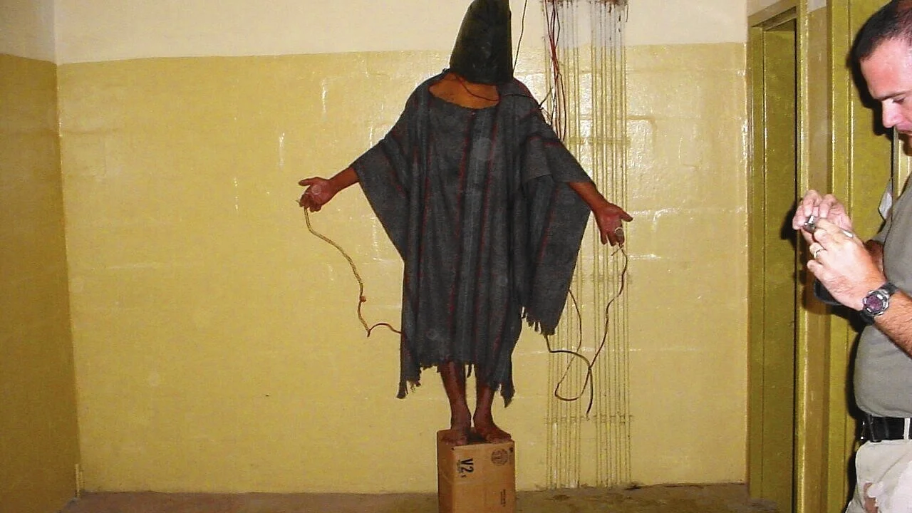 De iconische foto van 'The Hooded Man', Abu Ghraib 2003.