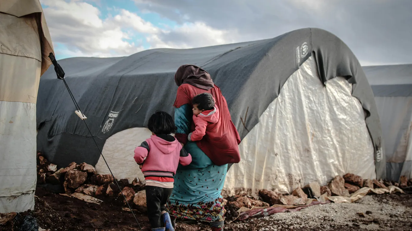 De politieke theaterstukjes over het vluchtelingenbeleid gaan over de ruggen van o.a. Syrische ontheemden die in erbarmelijke omstandigheden leven in vluchtelingenkampen. Hier een provisorische tent.