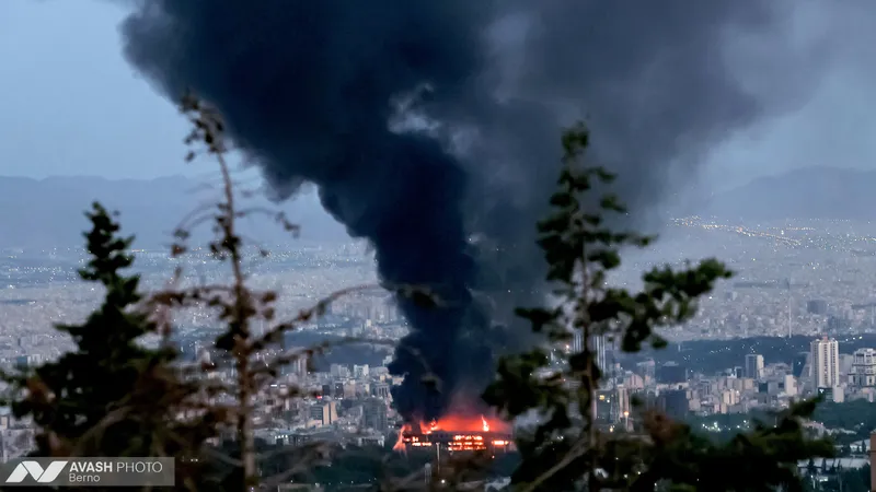 Een gebouw van Islamic Republic of Iran Broadcasting staat in brand na een Israëlische bomaanval