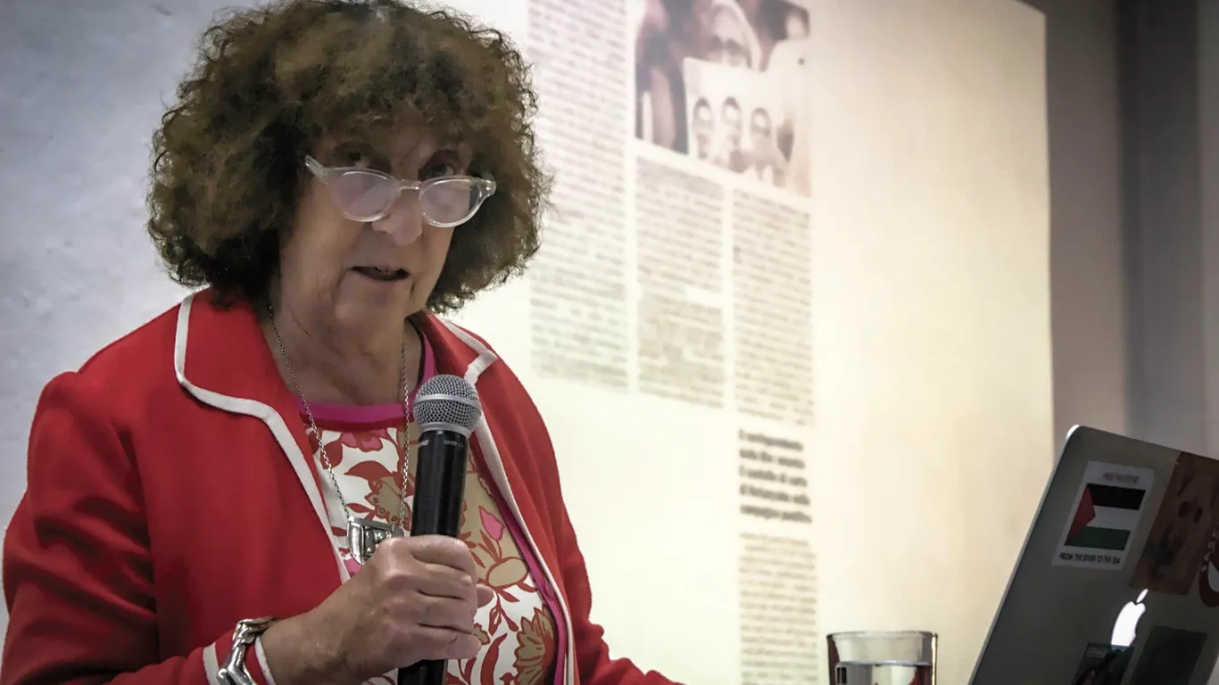 Tientallen belangstellenden luisterden aandachtig naar het verhaal van Anne Morelli over de principes van oorlogspropaganda