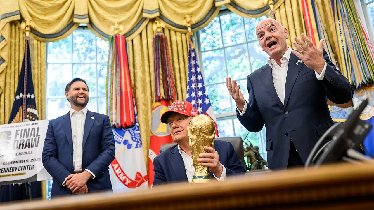 FIFA-voorzitter Gianni Infantino (rechts) wilde van geen kritiek weten toen hij Trump bezocht in het Witte Huis voor een promomomentje voor het aankomende WK.