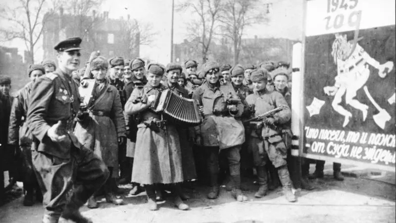 Soldaten van het Rode Leger vieren de bevrijding van Berlijn in mei 1945.