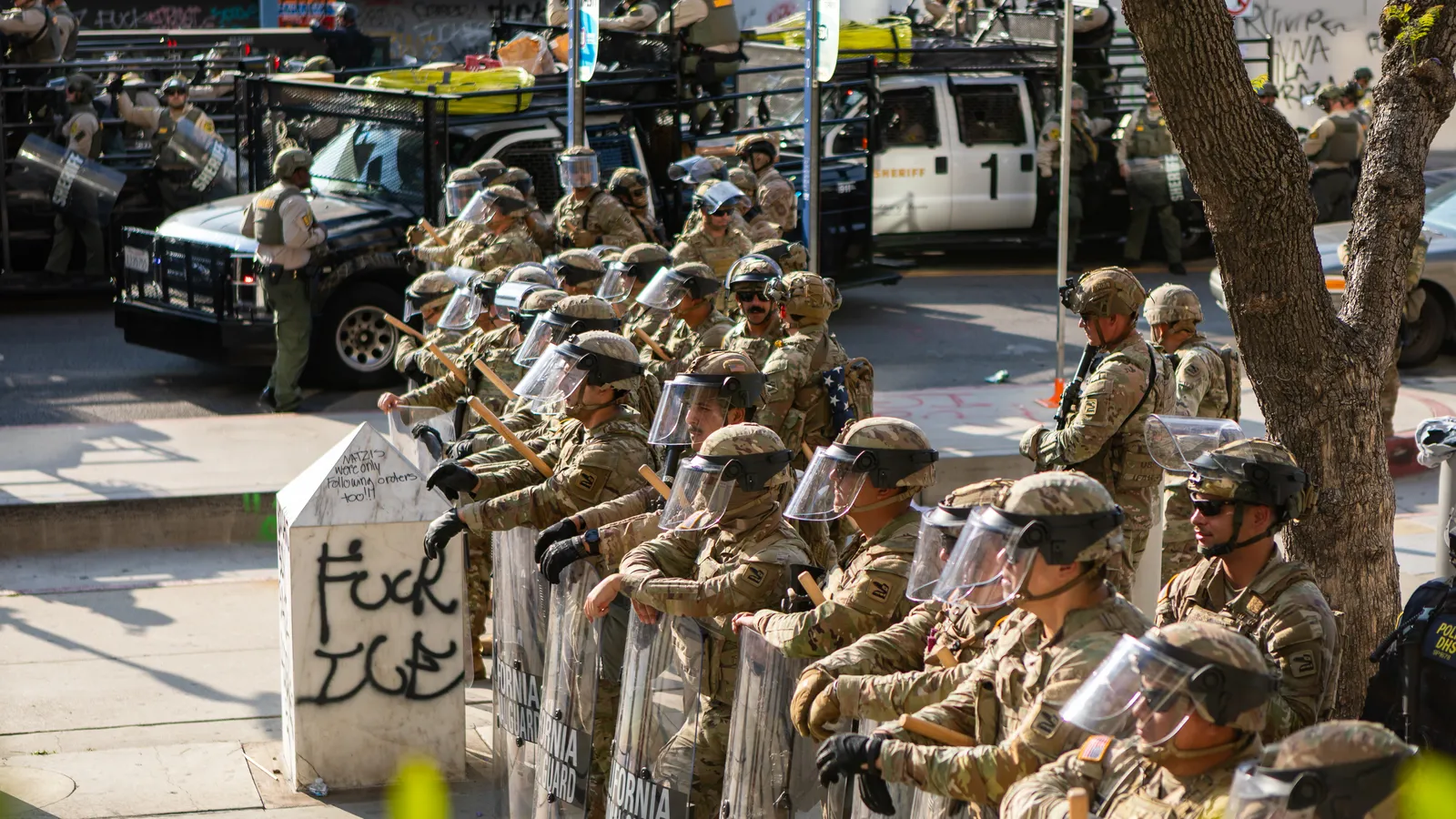Troepen van de California National Guard staan zwaarbewapend opgesteld