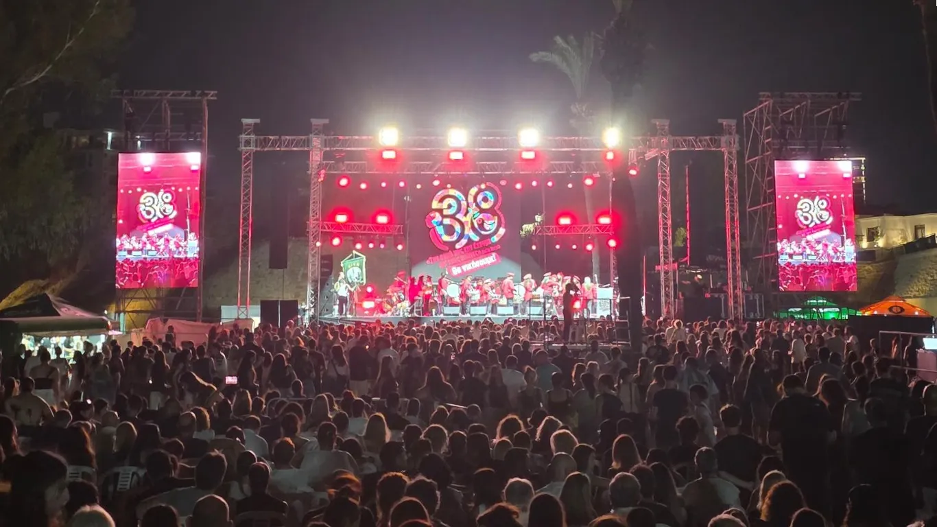 Een grote groep mensen staat voor het hoofdpodium van het 38e festival van EDON in Cyprus
