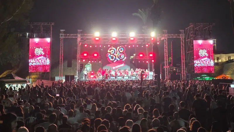 Een grote groep mensen staat voor het hoofdpodium van het 38e festival van EDON in Cyprus