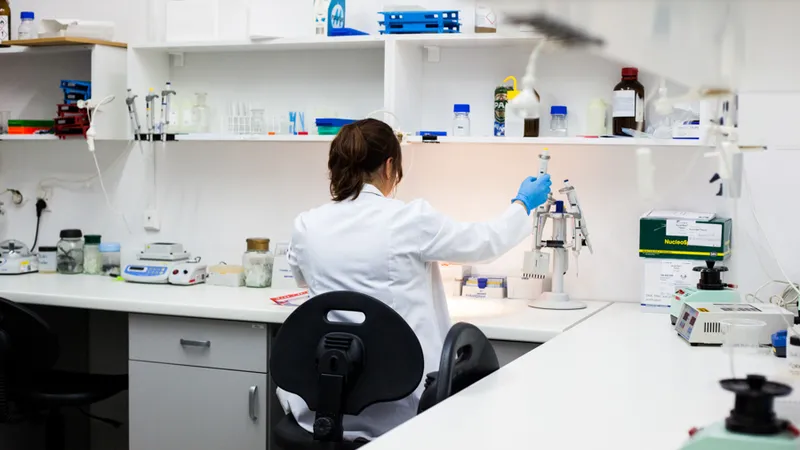 Iemand werkt in een laboratorium