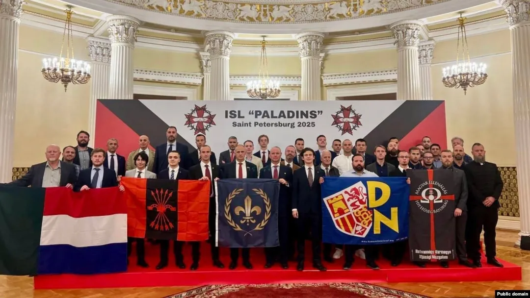Leden van de Paladijnen poseren voor een foto in het Mariinsky-paleis