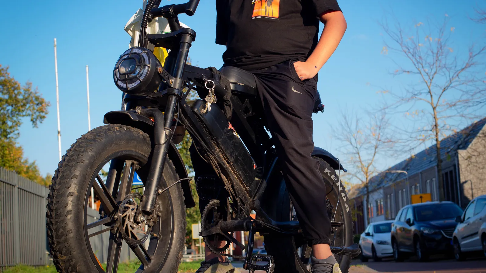 Roekeloos rijgedrag en een nonchalante houding: maar de strijd voor het socialisme is net zo goed in het belang van onze jongeren op fatbikes als zij die zich aan hen ergeren