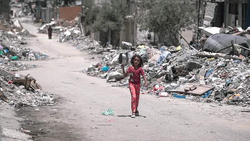 Terwijl Gaza totaal is vernietigd dankzij een lugubere samenwerking van imperialistische machten, loopt dit jonge Palestijnse meisje tussen de ruïnes op zoek naar voedsel