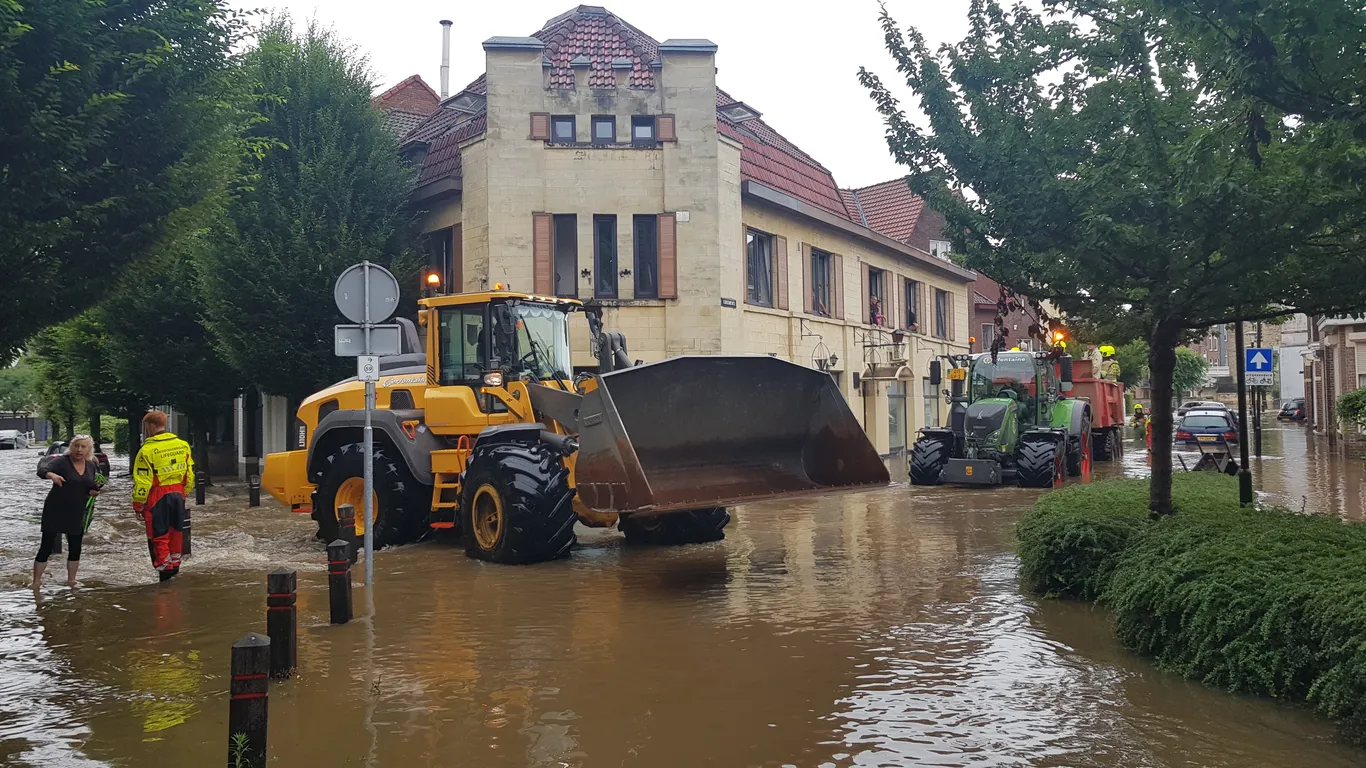 Hulpdiensten evacueren getroffen bewoners in Valkenburg aan de Geul, dat hevig werd getroffen door de overstromingen tijdens de zomer van 2021.