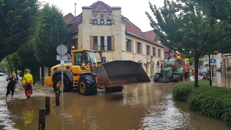 Hulpdiensten evacueren getroffen bewoners in Valkenburg aan de Geul, dat hevig werd getroffen door de overstromingen tijdens de zomer van 2021.