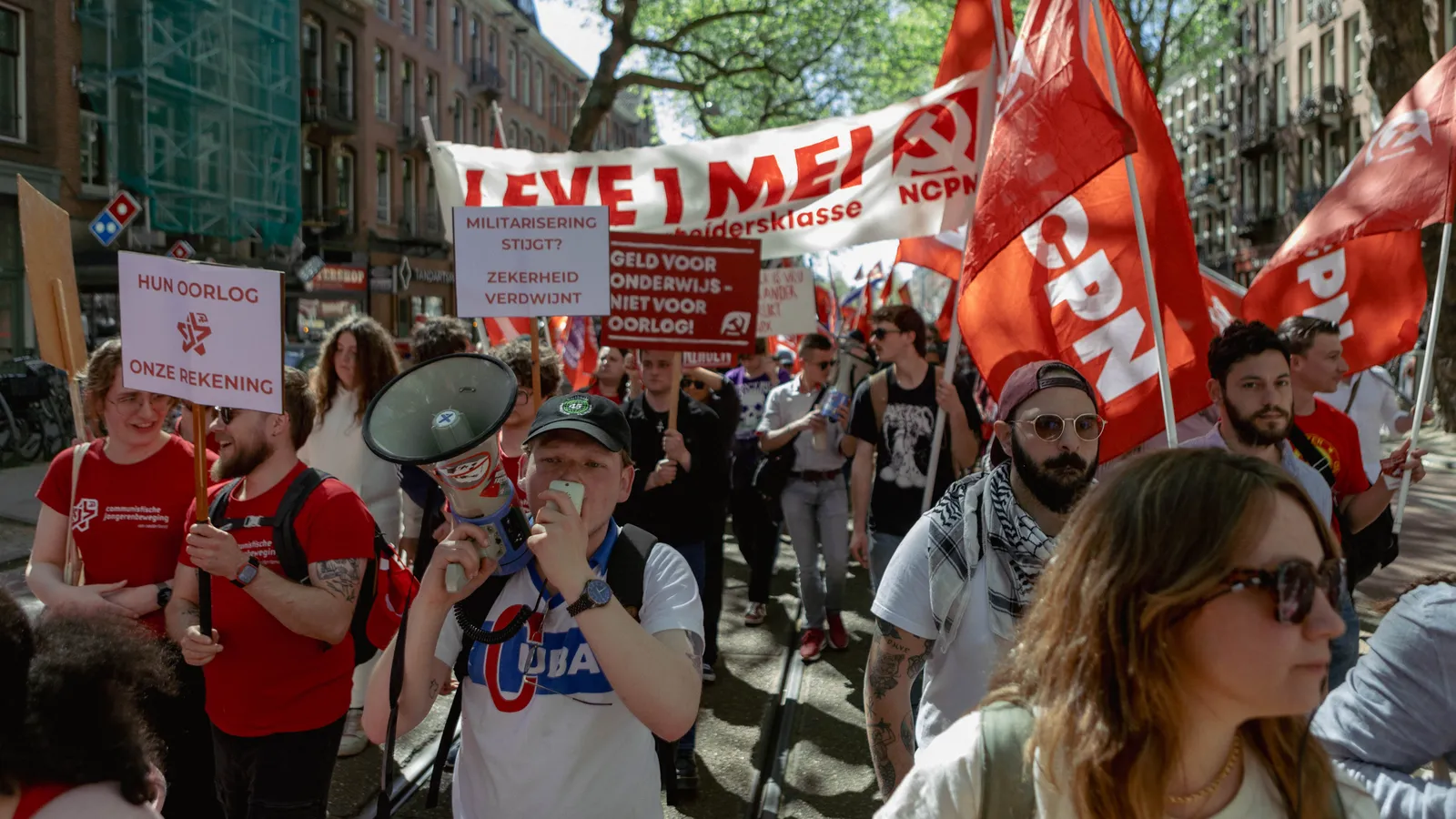 Kameraden van de NCPN en CJB laten zich horen in Amsterdam: 1 mei is klassenstrijd!