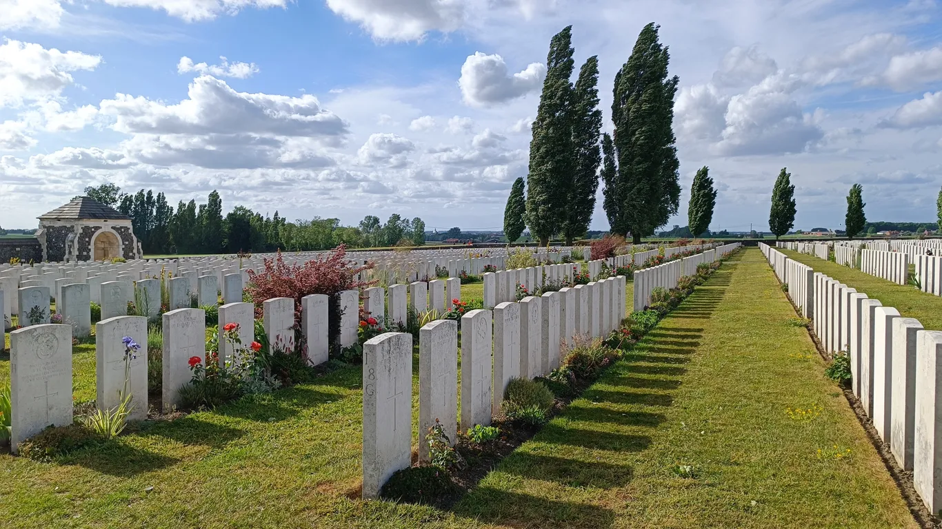 Een van de honderden begraafplaatsen langs het westfront van de Eerste Wereldoorlog. Op de foto zijn enorme rijen graven te zien.