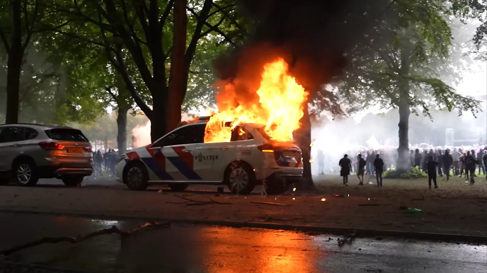 Een politieauto op het Malieveld is in brand gestoken door fascistische voetbalhooligans