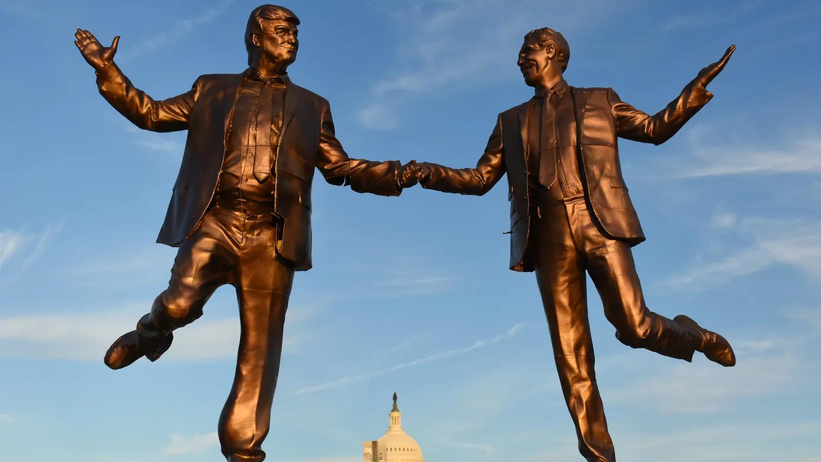 Vorig jaar werden Trump en Epstein vereeuwigd als ‘beste vrienden’ in dit door activisten gemaakte standbeeld in Washington D.C.