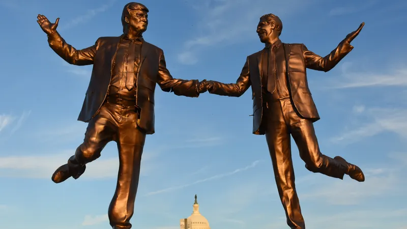 Vorig jaar werden Trump en Epstein vereeuwigd als ‘beste vrienden’ in dit door activisten gemaakte standbeeld in Washington D.C.