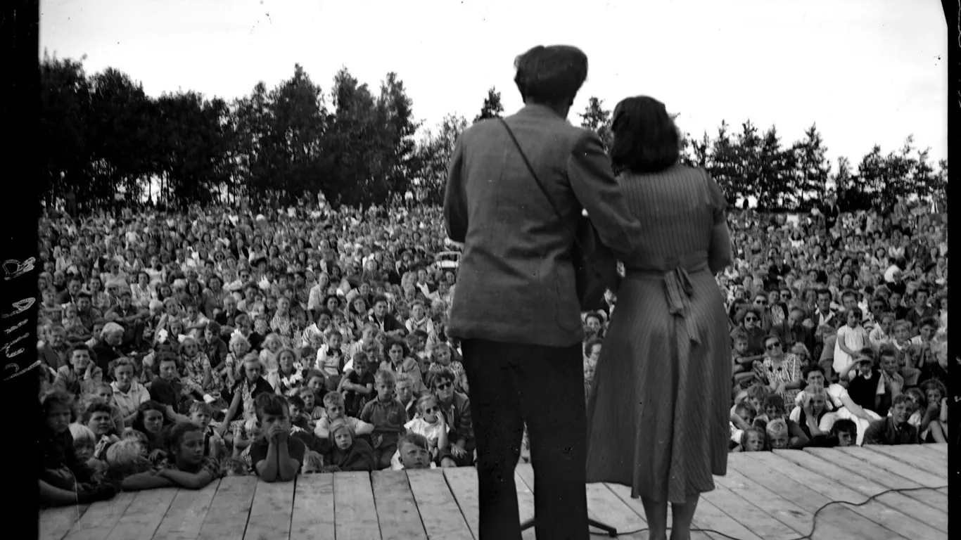 Uut en Ber Hulsing vermaken duizenden kinderen in de zomer van 1949 te Amstelveen.