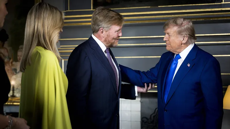 Koning Willem-Alexander begroet Donald Trump vriendelijk