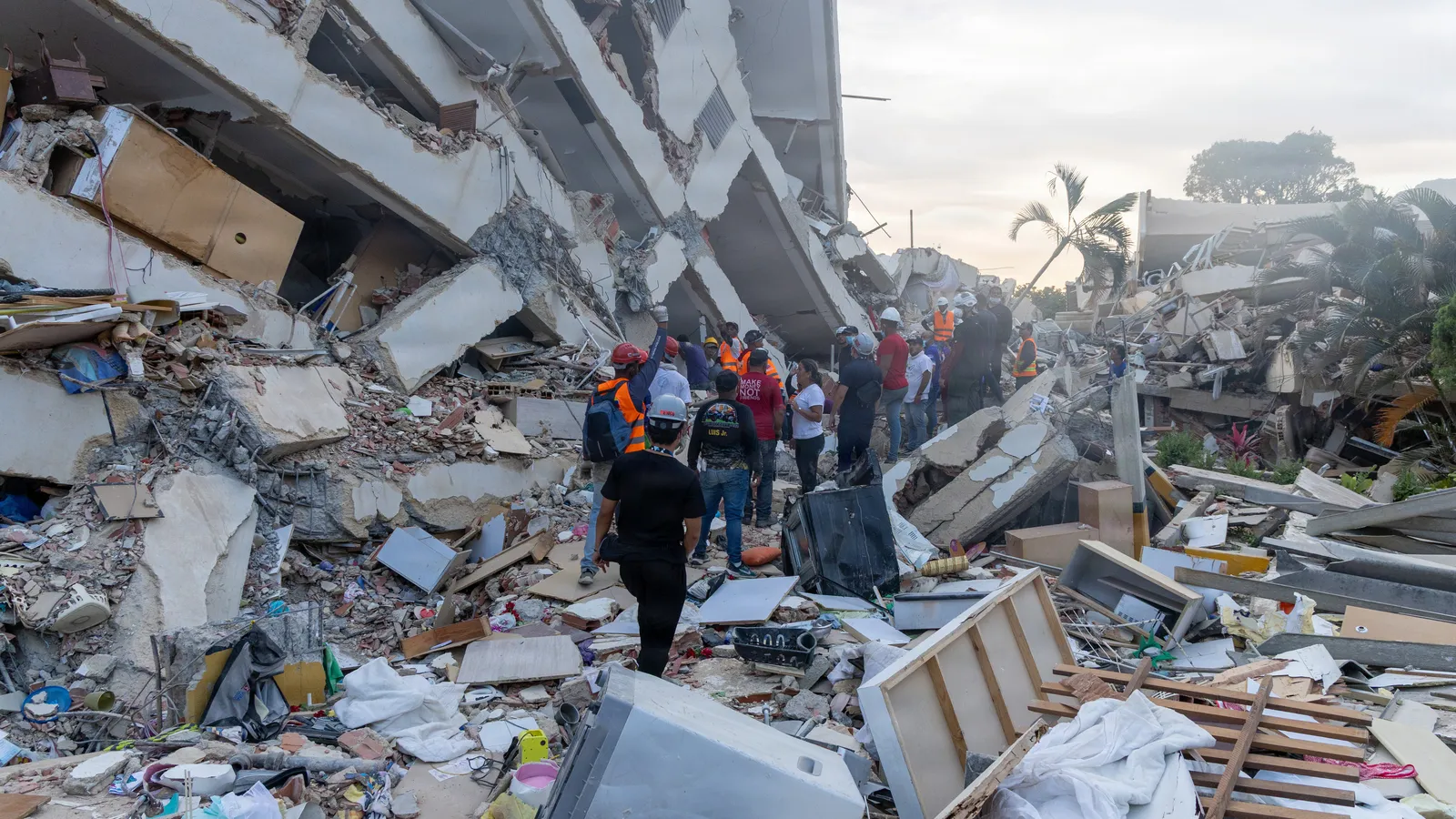 Een zoek- en reddingsactie bij één van de ingestorte gebouwen in La Guaira, Venezuela