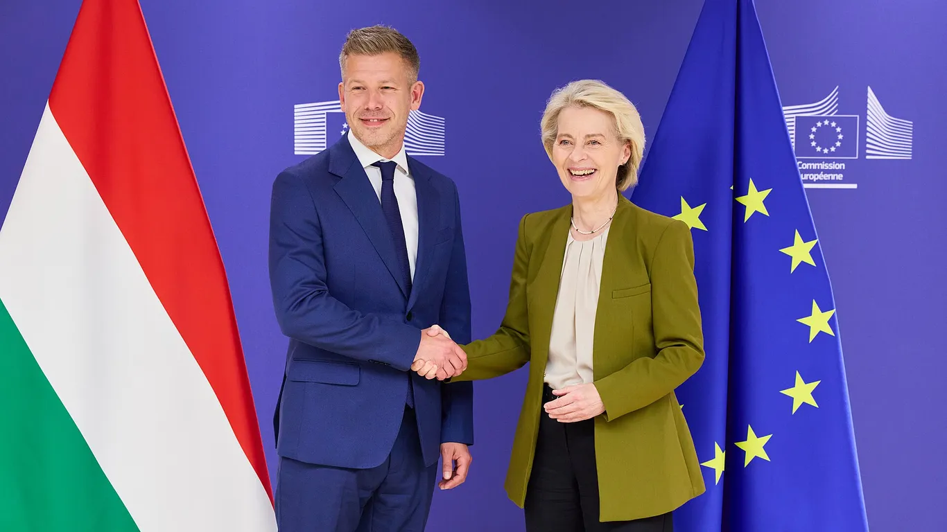 Peter Magyar op de foto met Ursula von der Leyen. Ook Magyar zal niet de belangen van de Hongaarse werkende klasse verdedigen, maar van de nationale burgerij.