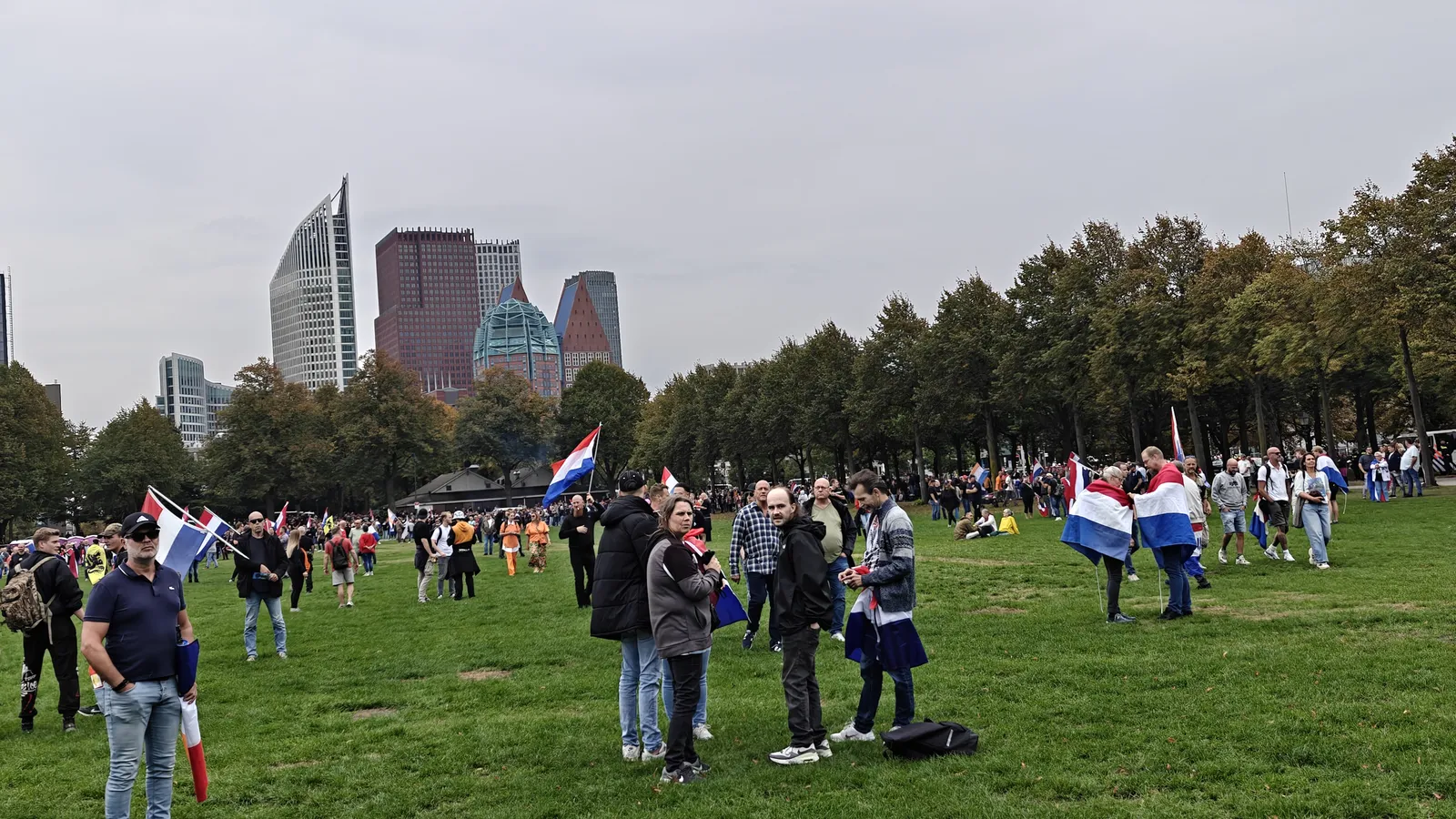 Tientallen mensen met Nederlandse vlaggen verzamelden zich op 12 oktober op het Malieveld voor een anti-migratie demonstratie, waaronder ook veel jongeren. De demonstratie leidde tot extreem geweld.