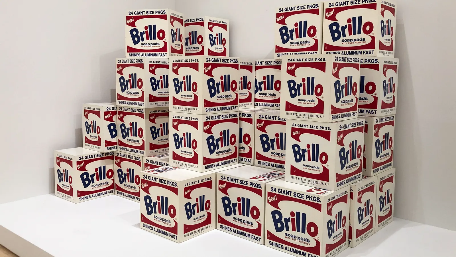 De befaamde Brillo-dozen, tentoongesteld in San Francisco. Een aantal doosjes van het consumptiemerk zijn opgestapeld tot een grillige hoop..