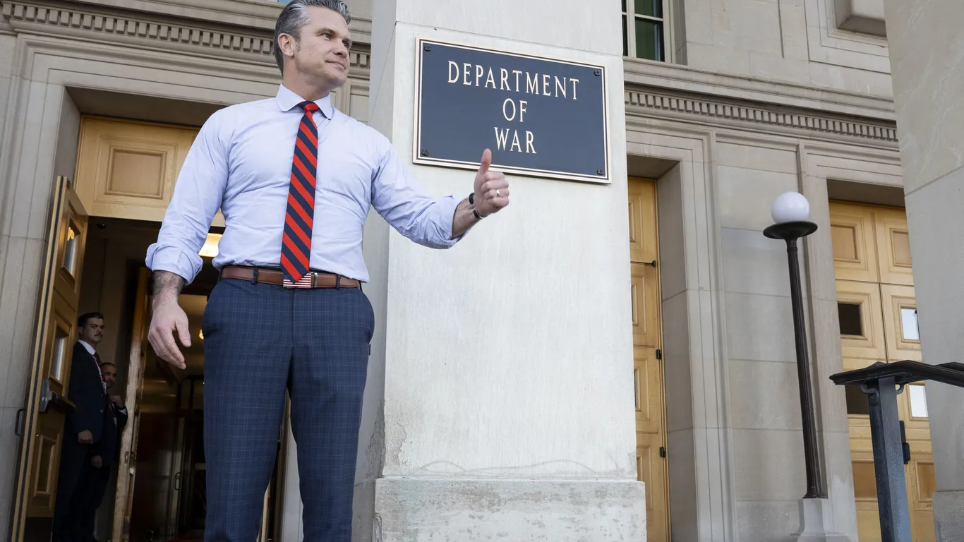 Volledig in lijn met de recente toename van Amerikaanse imperialistische interventies, toont de minister van oorlog Pete Hegseth trots het bord met de nieuwe naam van het ministerie van defensie. Hij is de eerste Amerikaanse minister van oorlog sinds 1947