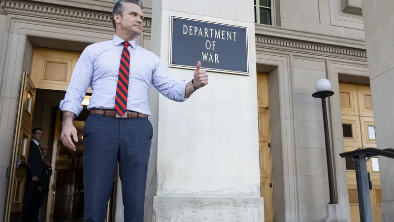 Volledig in lijn met de recente toename van Amerikaanse imperialistische interventies, toont de minister van oorlog Pete Hegseth trots het bord met de nieuwe naam van het ministerie van defensie. Hij is de eerste Amerikaanse minister van oorlog sinds 1947