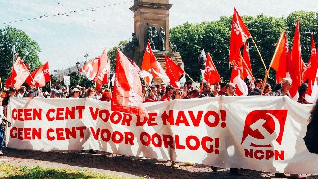 Om de oorlogseconomie te bekostigen worden sociale verworvenheden van arbeiders wegbezuinigd. De enige uitweg voor de arbeidersklasse is die van vrede en socialisme