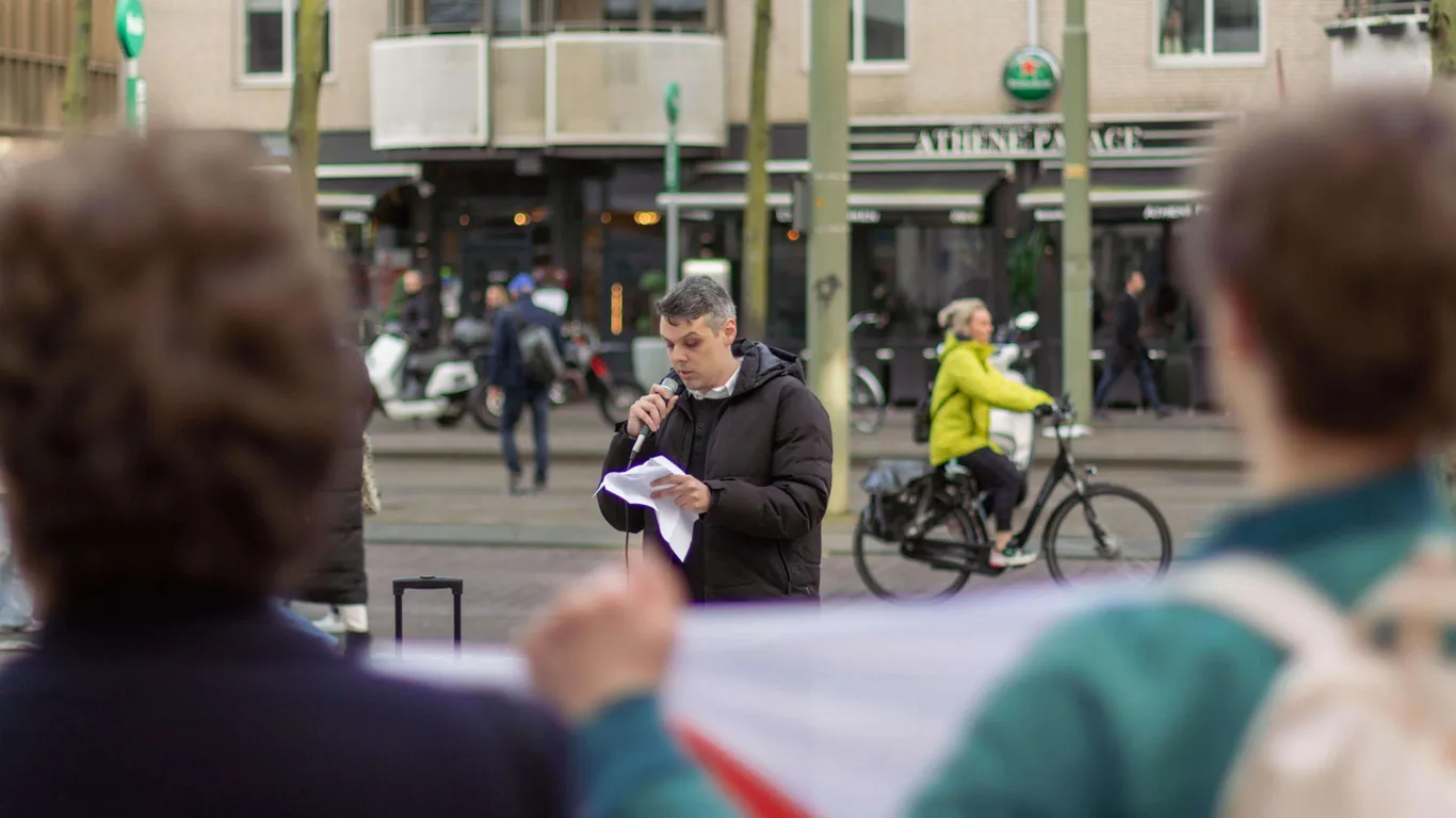 Rafael, Internationaal Secretaris van het AB van de CJB, geeft een toespraak in Den Haag tegen de inmenging van Nederland in de imperialistische oorlog tegen Iran