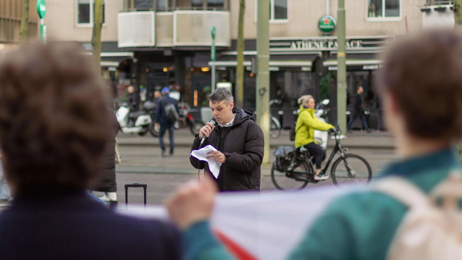 Rafael, Internationaal Secretaris van het AB van de CJB, geeft een toespraak in Den Haag tegen de inmenging van Nederland in de imperialistische oorlog tegen Iran