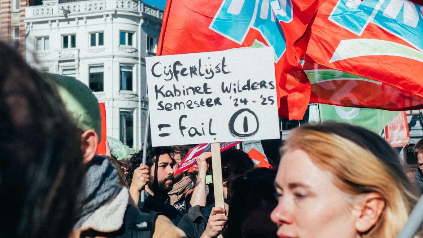 Studenten en onderwijsmedewerkers komen massaal in actie tegen de bezuinigingen, zoals tijdens deze demonstratie in Amsterdam.
