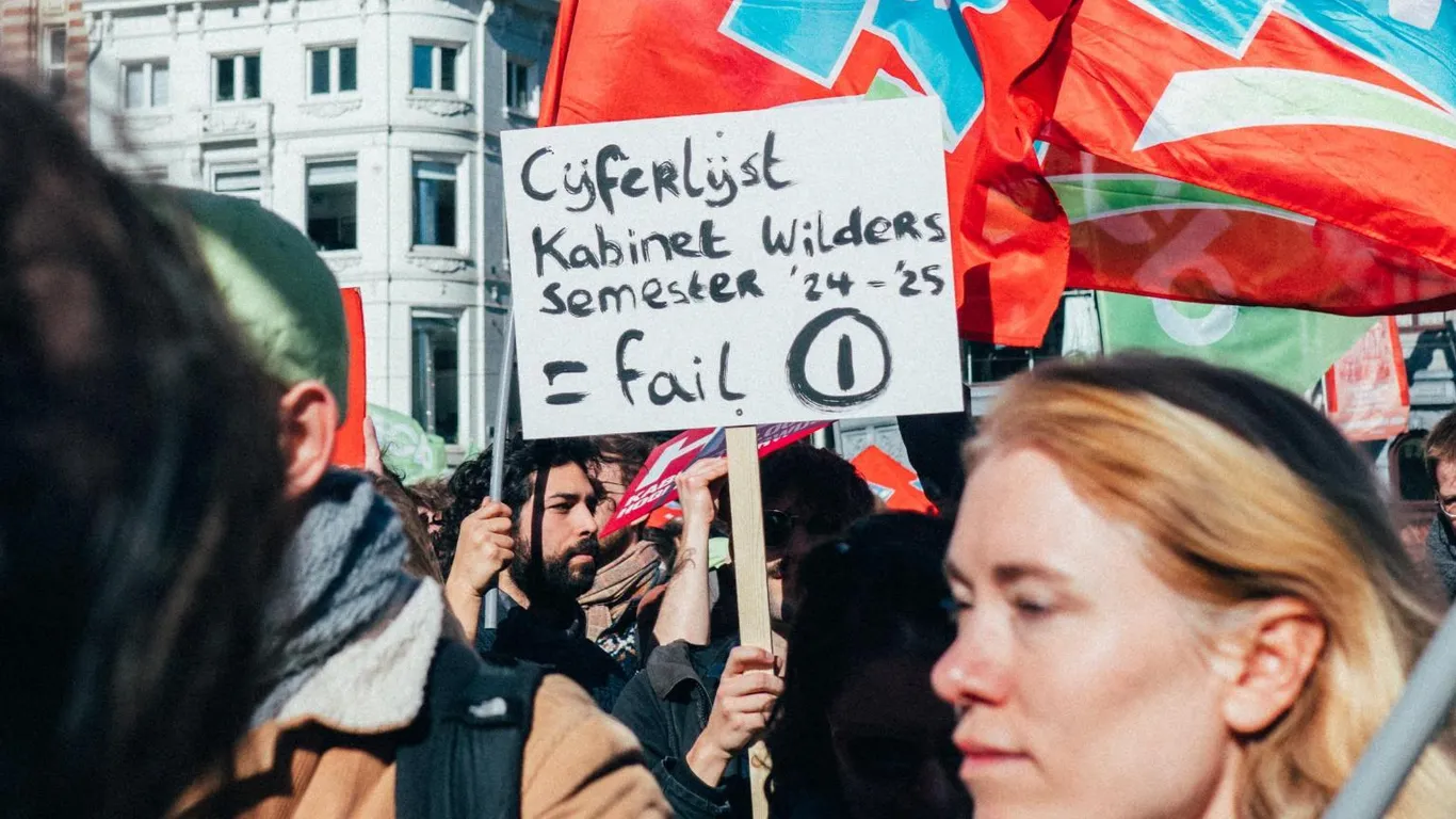 Studenten en onderwijsmedewerkers komen massaal in actie tegen de bezuinigingen, zoals tijdens deze demonstratie in Amsterdam.