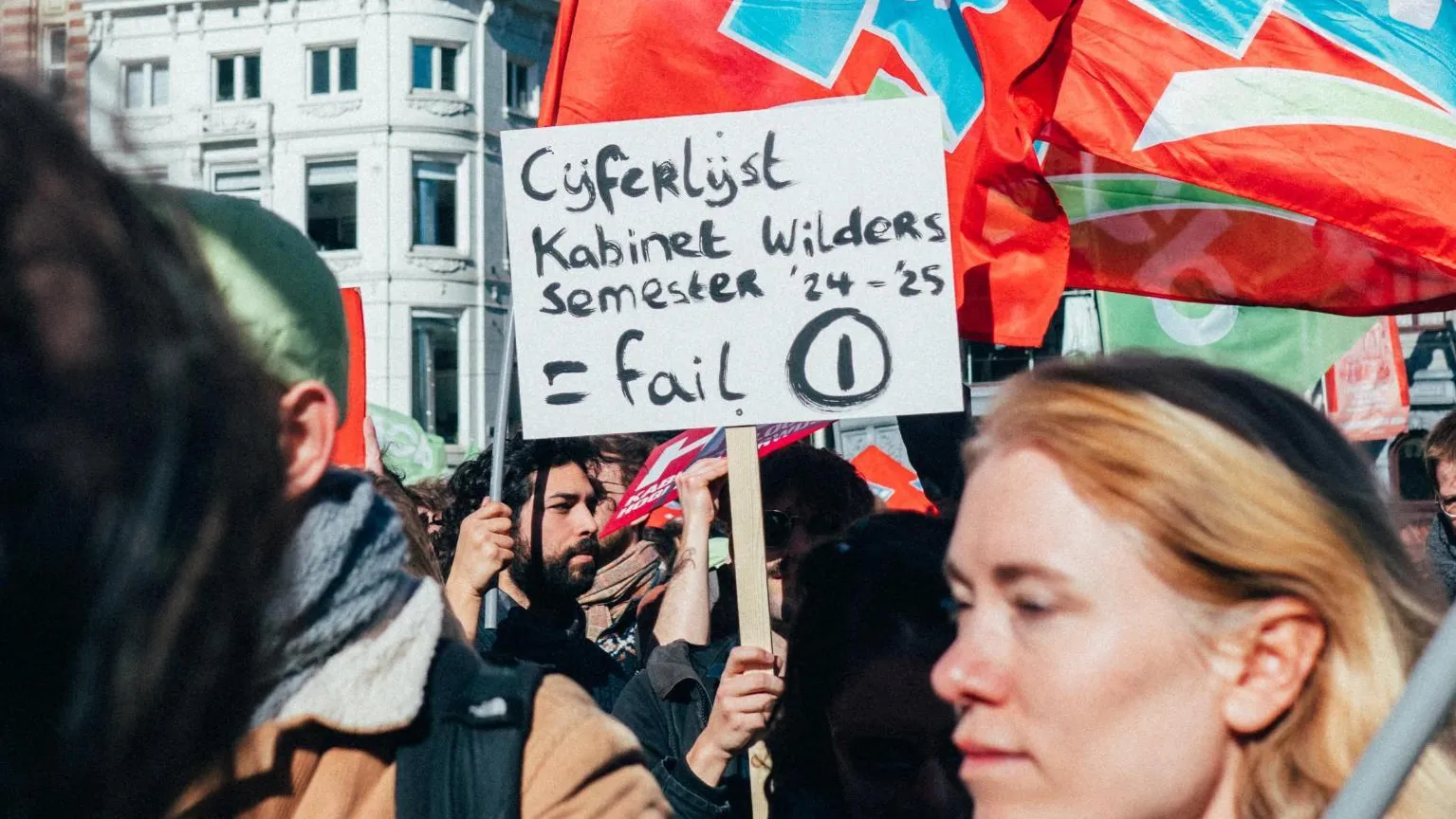 Studenten en onderwijsmedewerkers komen massaal in actie tegen de bezuinigingen, zoals tijdens deze demonstratie in Amsterdam.
