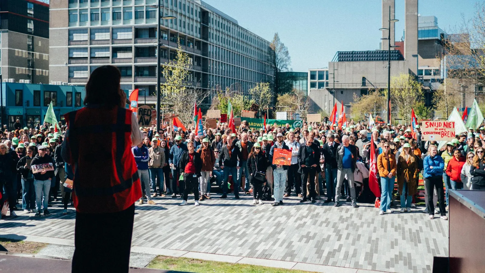 Een van de onderwijsstakingen die CJB'ers dit jaar hielpen organiseren, waar de conferentie lessen uit trok