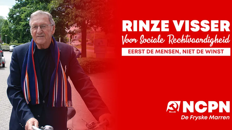 DFM-gemeenteraadslid Rinze Visser staat naast zijn fiets. Naast hem de tekst "Voor sociale rechtvaardigheid - Eerst de mensen, niet de winst"