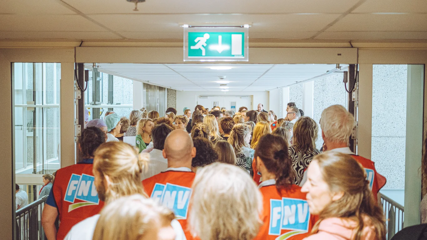 In het Antoni van Leeuwenhoek ziekenhuis hielden medewerkers een sit-in tijdens een staking.