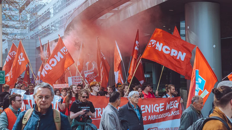 De 1 mei manifestatie van de FNV in Amsterdam heeft een krachtige boodschap uitgedragen: de werkende mensen nemen geen genoegen met de constante achteruitgang. De arbeidersklasse verdient beter!