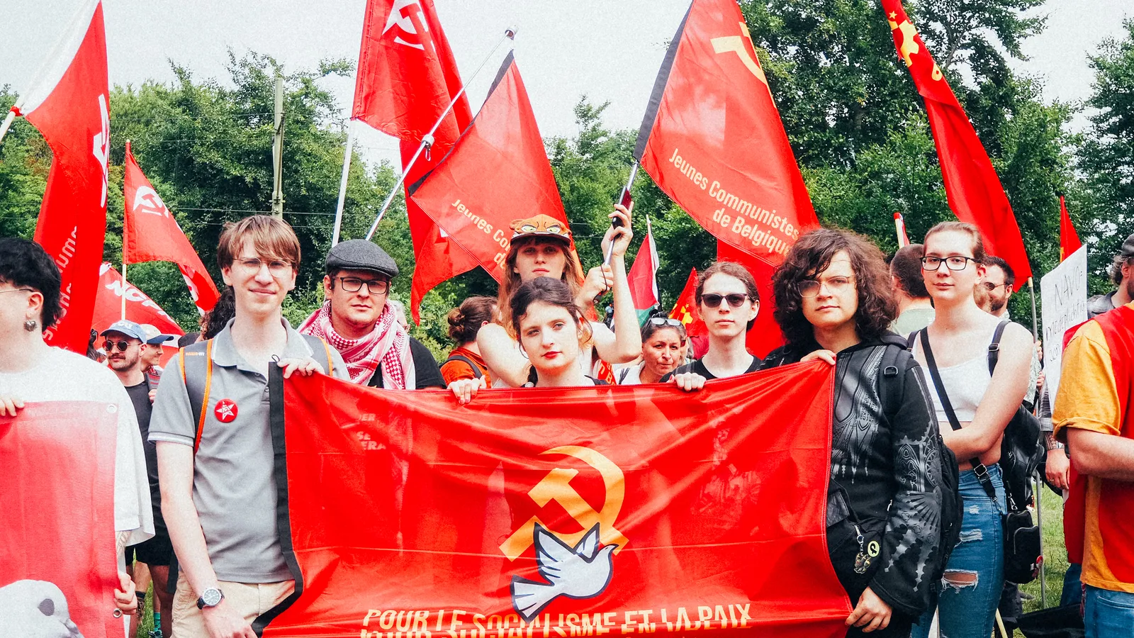 Leden van de JCB bij een demonstratie tegen de NAVO-top in Den Haag