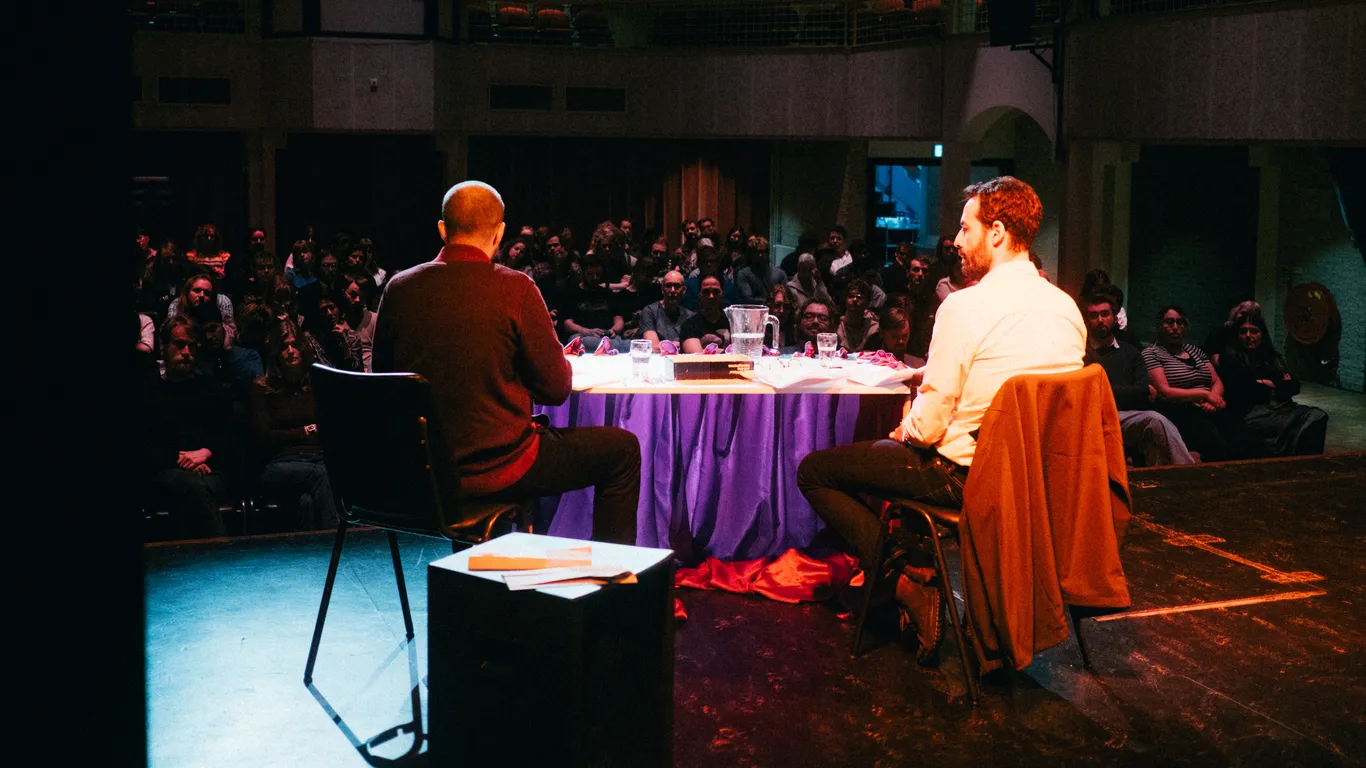 Europarlementariër Lefteris Nikolaou-Alavanos wordt geïnterviewd tijdens een evenement van de NCPN over de strijd tegen oorlog en imperialisme