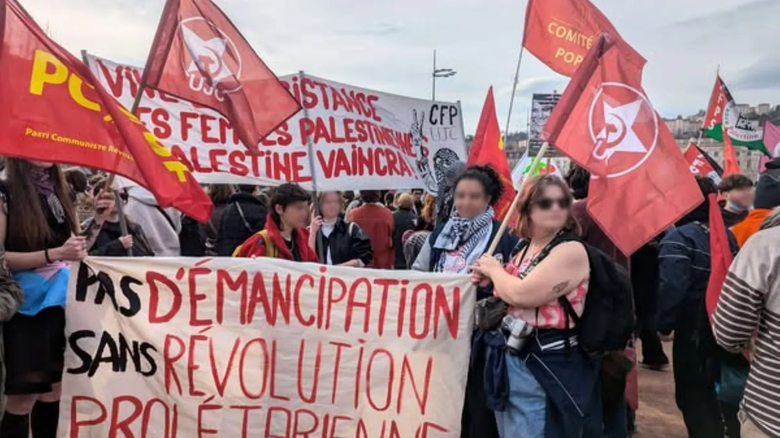 Leden van de PCRF en jongerenbeweging UJC tonen de boodschap: “Geen emancipatie zonder een proletarische revolutie.”