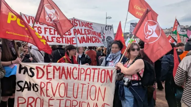Leden van de PCRF en jongerenbeweging UJC tonen de boodschap: “Geen emancipatie zonder een proletarische revolutie.”