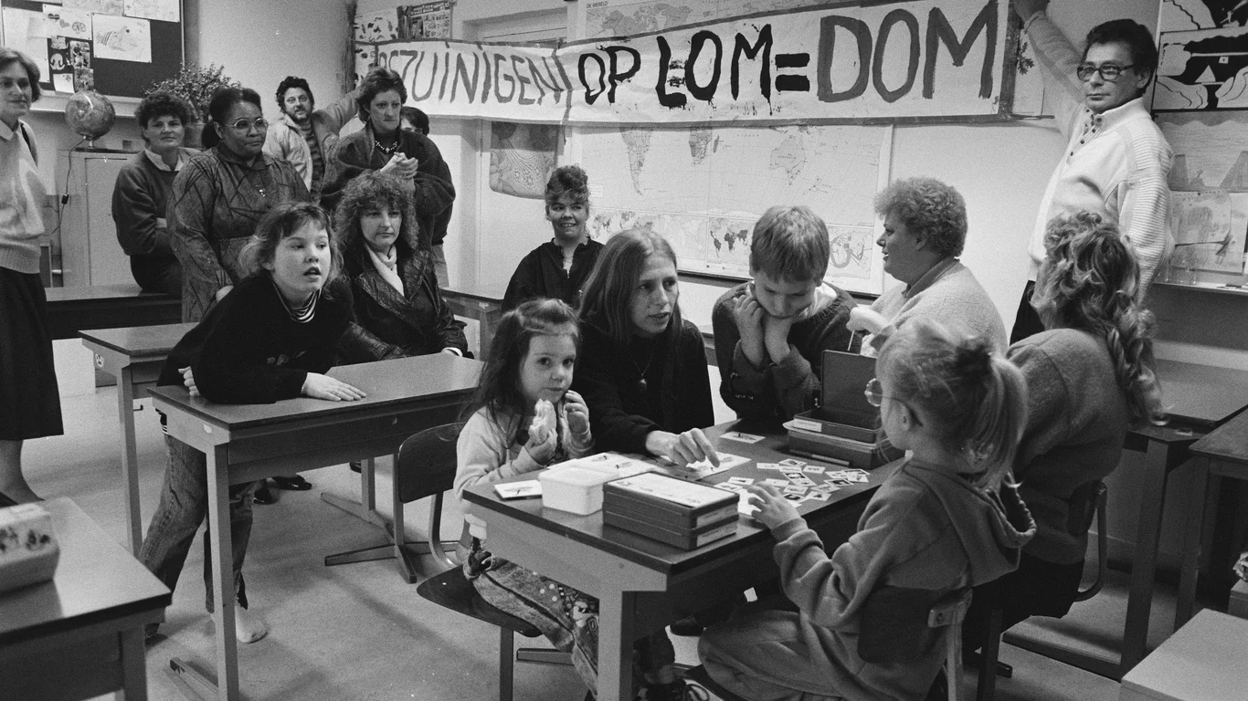 De Paulusschool voor speciaal onderwijs werd in 1989 bezet door kinderen en hun ouders vanwege bezuinigingen in het speciaal onderwijs.