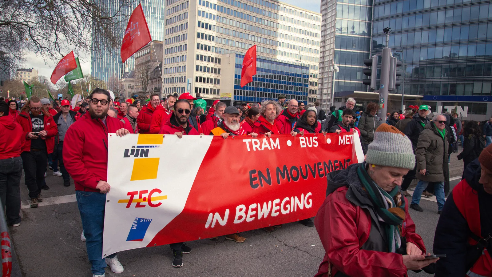 Onze zuiderburen kampen ook met aanvallen op het pensioenstelsel: laat deze grootschalige acties een voorbeeld zijn voor de Nederlandse vakbeweging.
